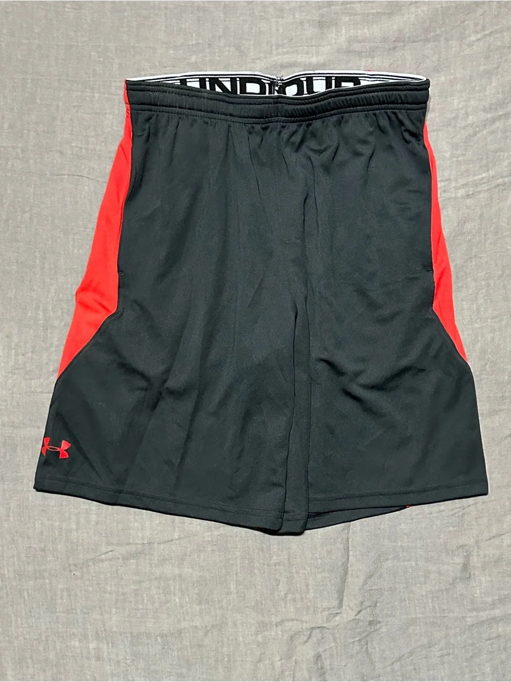 🆕 Under Armour Men’s Black with Red Panel Athletic Shorts